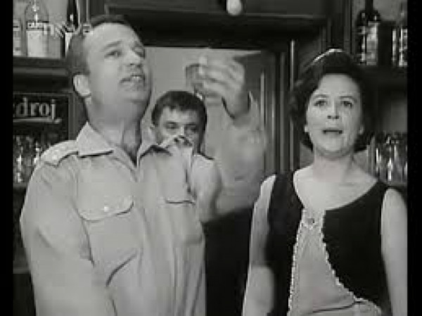 Nahá pastýřka (1966) Vladimír Menšík s Kateřinou Klumparovou (jako hostinskou), v pozadí Pacínek v podání Bohumila Šmídy.